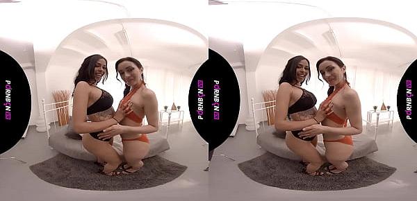  VR 4K | Dos lesbianas cachondas juegan entre ellas y se turnan para follar contigo | Hablando sucio español en realidad virtual